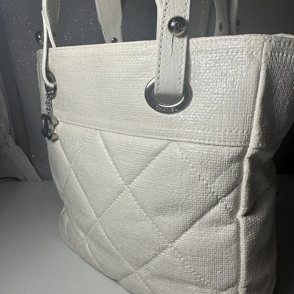 CHANEL Ivory Quilted Tote Bag - Picture 3 of 16